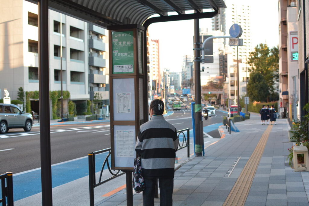目の前がバス通り